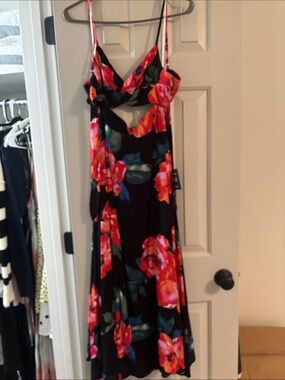 Lulu's floral size small open stomach. Tie back.